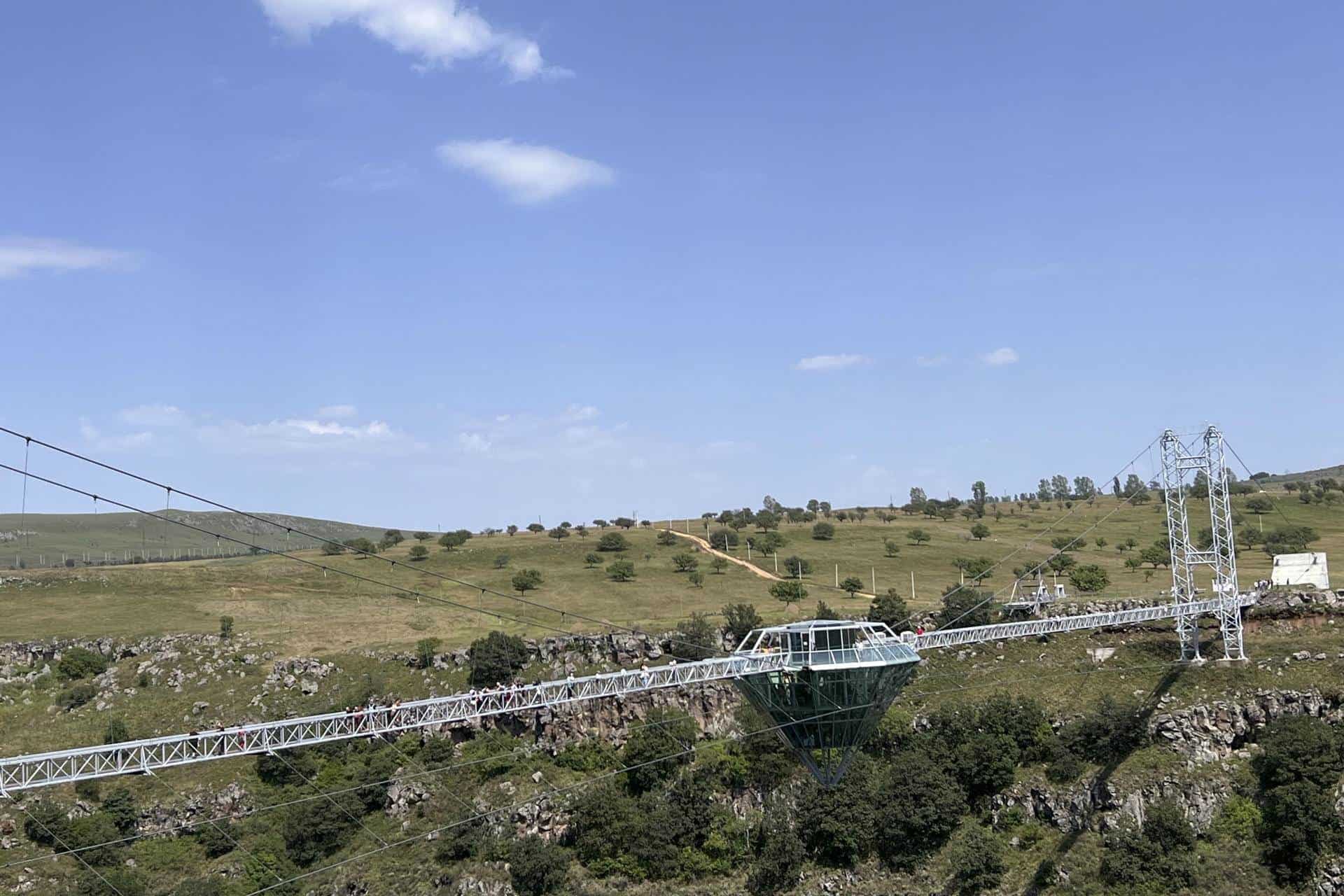 La estructura de acero y cristal tiene una longitud de 240 metros y en su centro cuenta con una cafetería-bar en forma de diamante desde donde los visitantes pueden disfrutar de las vistas guarecidos del viento en el parque nacional Algeti.