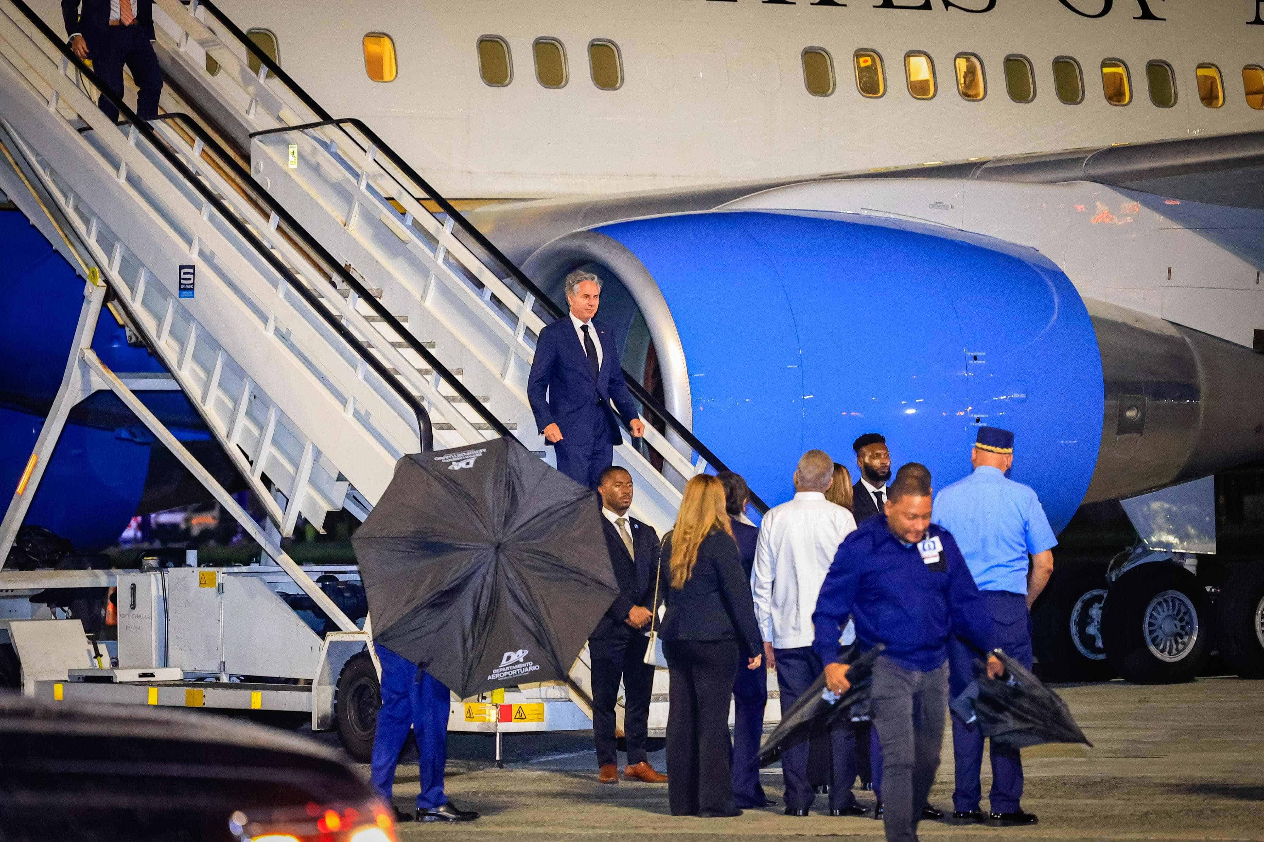 Antony Blinken es recibido por representantes del Gobierno dominicano en el Aeropuerto Internacional de las Américas.