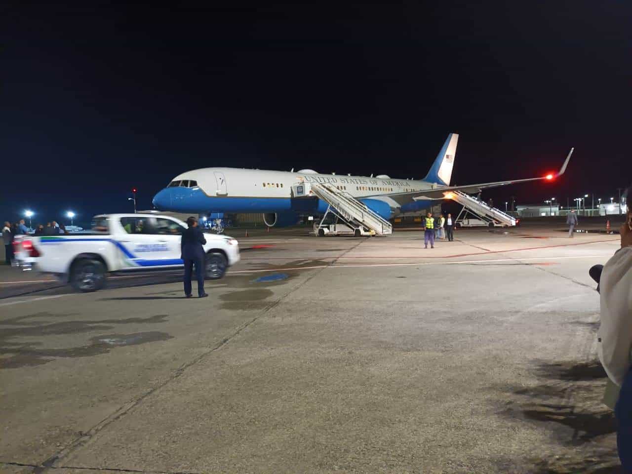 Llegada del avión que transporta a Antony Blinken al Aeropuerto Internacional de las Américas. 