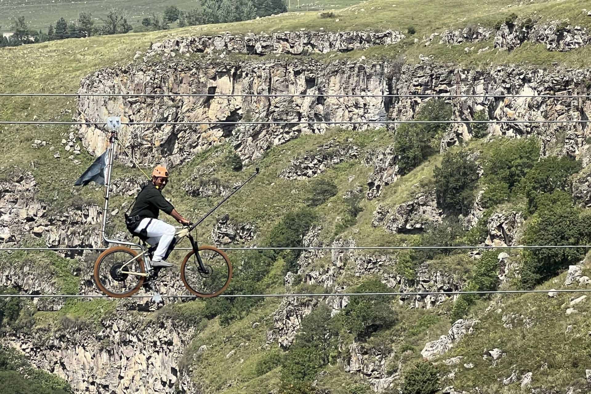 Un hombre cruza en bicicleta, El Puente de Cristal de Dashbashi