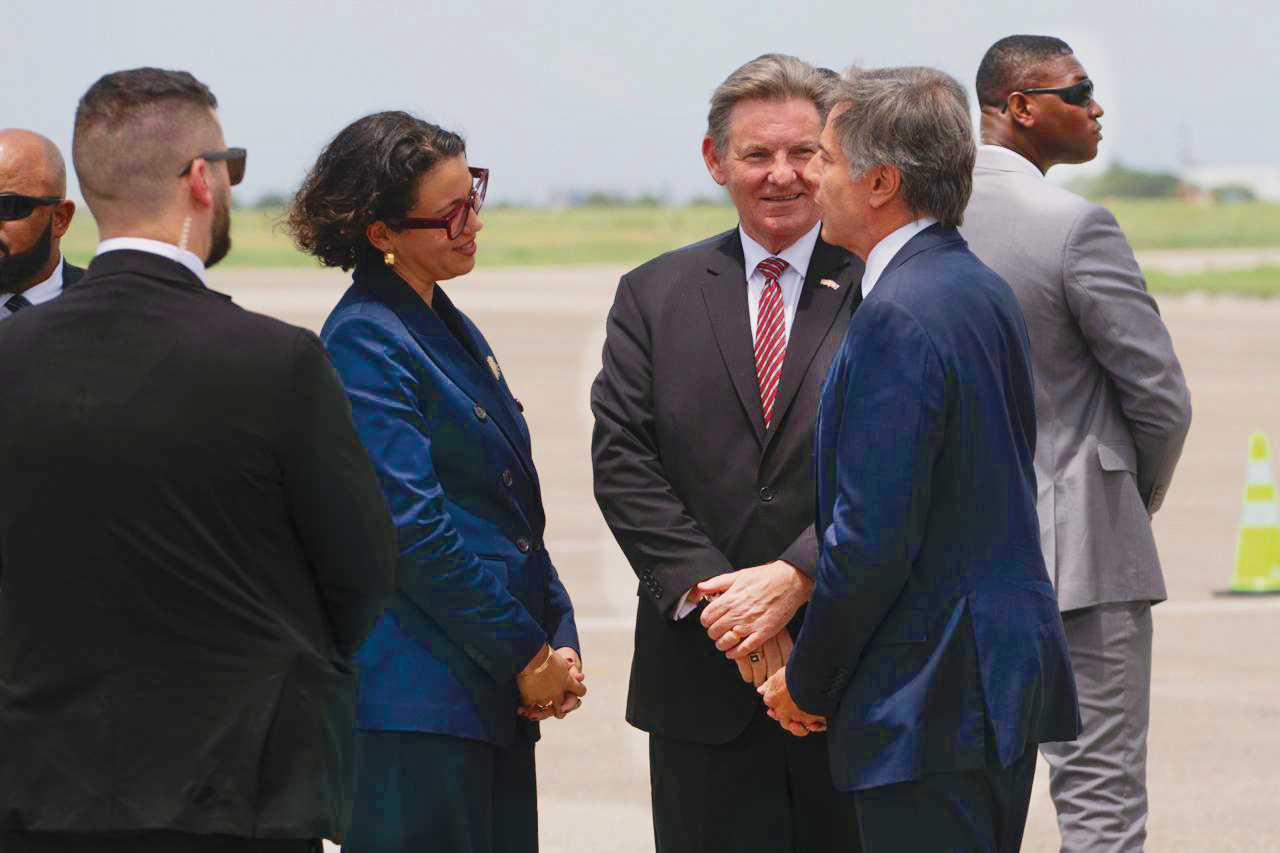 Dominique Dupuy recibiendo a Antony Blinken.