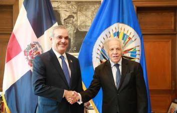 Abinader critica el régimen de Maduro y pide no olvidar a Haití durante conferencia en Washington