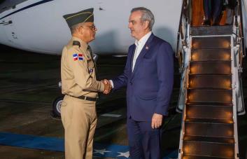 Abinader regresa de EE.UU. tras participar en conferencias en Nueva York y Washington