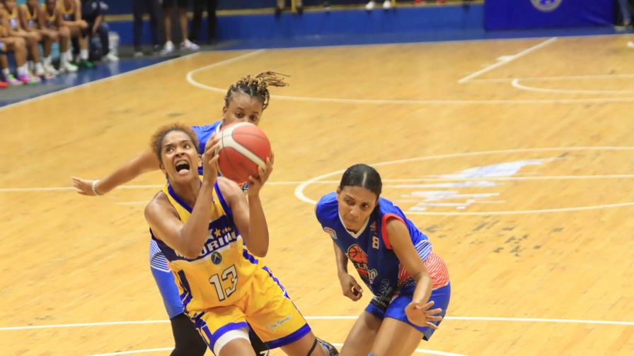 Mauricio Báez gana y empata la serie final del baloncesto distrital femenino