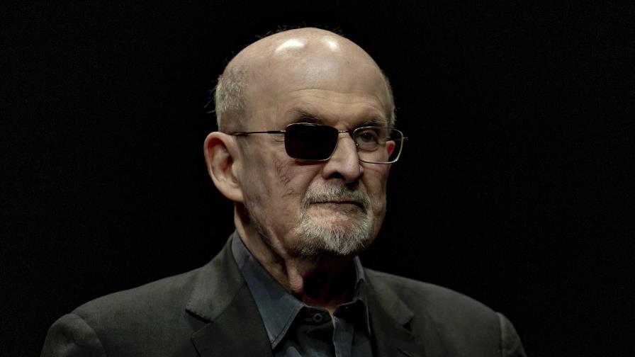 Memorias de Salman Rushdie sobre el ataque que sufrió compiten por un importante galardón literario