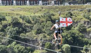 El puente de cristal de Dashbashi, una estructura suspendida &uacute;nica en el mundo