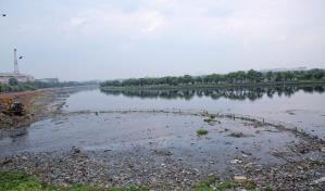 La India combate la contaminación de sus ríos con barreras e inteligencia artificial