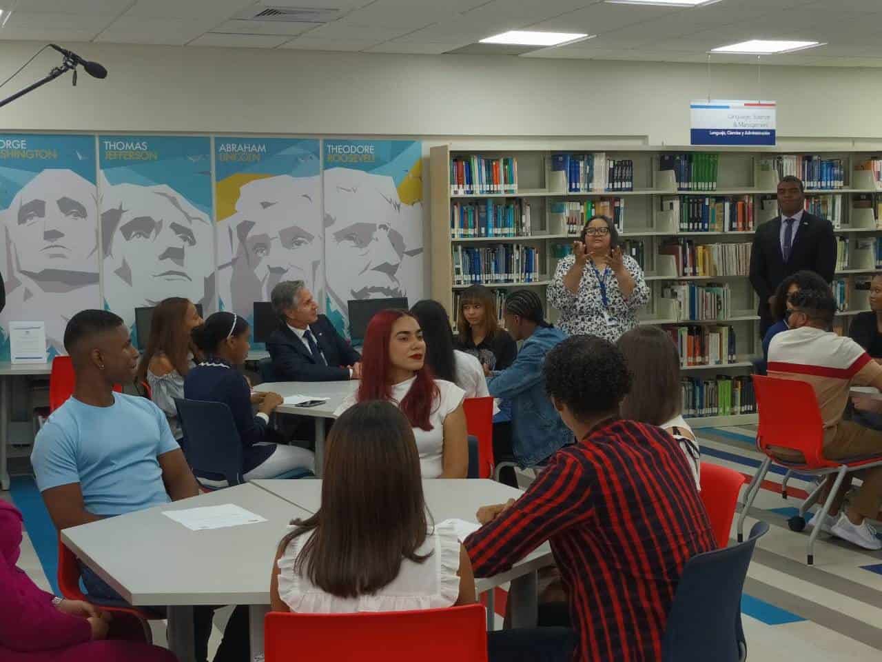 Estudiantes comparten con el secretario de Estado de los Estados Unidos.