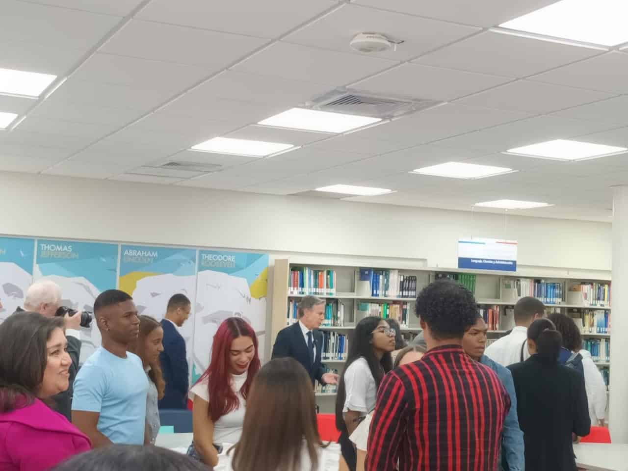 El encuentro de los estudiantes de Inglés de Inmersión con el alto funcionario estadounidense se realizó en la Biblioteca Lincoln del Domínico-Americano. 