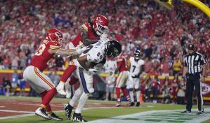 Chiefs superan 27-20 a Ravens, gracias a repetición, que invalida touchdown agónico