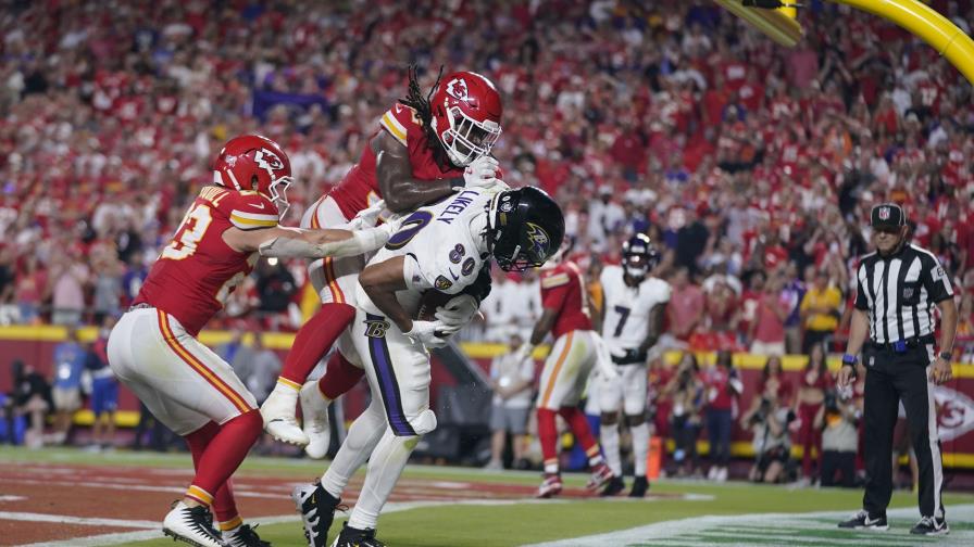 Chiefs superan 27-20 a Ravens, gracias a repetición, que invalida touchdown agónico