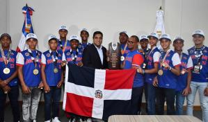 Kelvin Cruz recibe al equipo dominicano campe&oacute;n de la Serie Mundial Cal Ripken