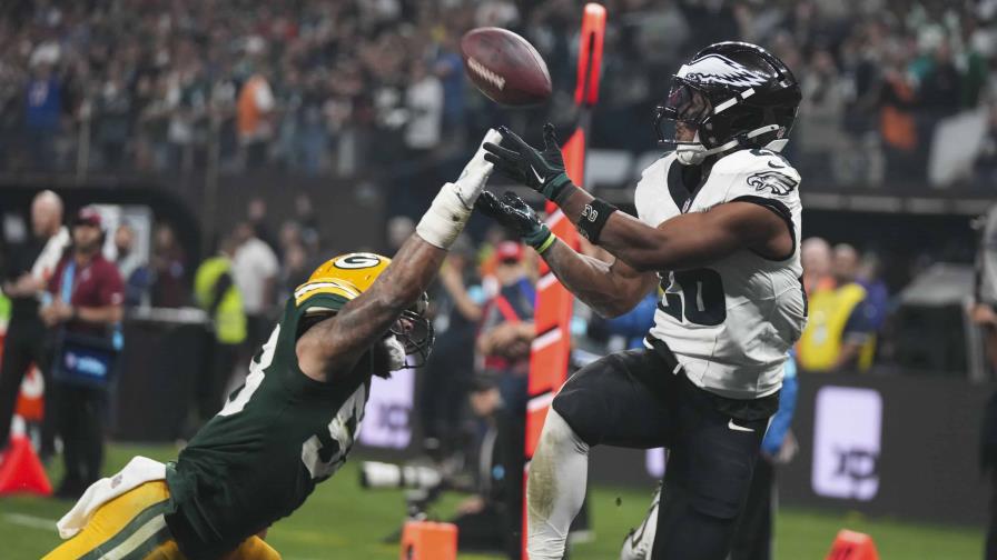 Barkley anota 3 touchdowns y los Eagles vencieron a los Packers 34-29 en Brasil