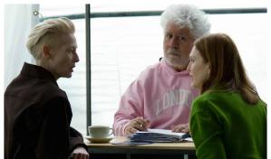 Pedro Almodóvar gana el León de Oro en Venecia y reivindica el derecho a una muerte digna