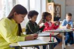 Legisladores de NY acuerdan plan para prohibir celulares en las escuelas todo el día
