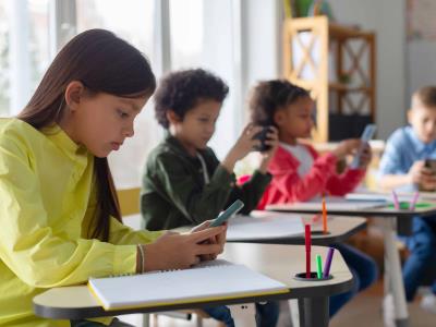 NY se prepara para prohibir teléfonos inteligentes en las escuelas