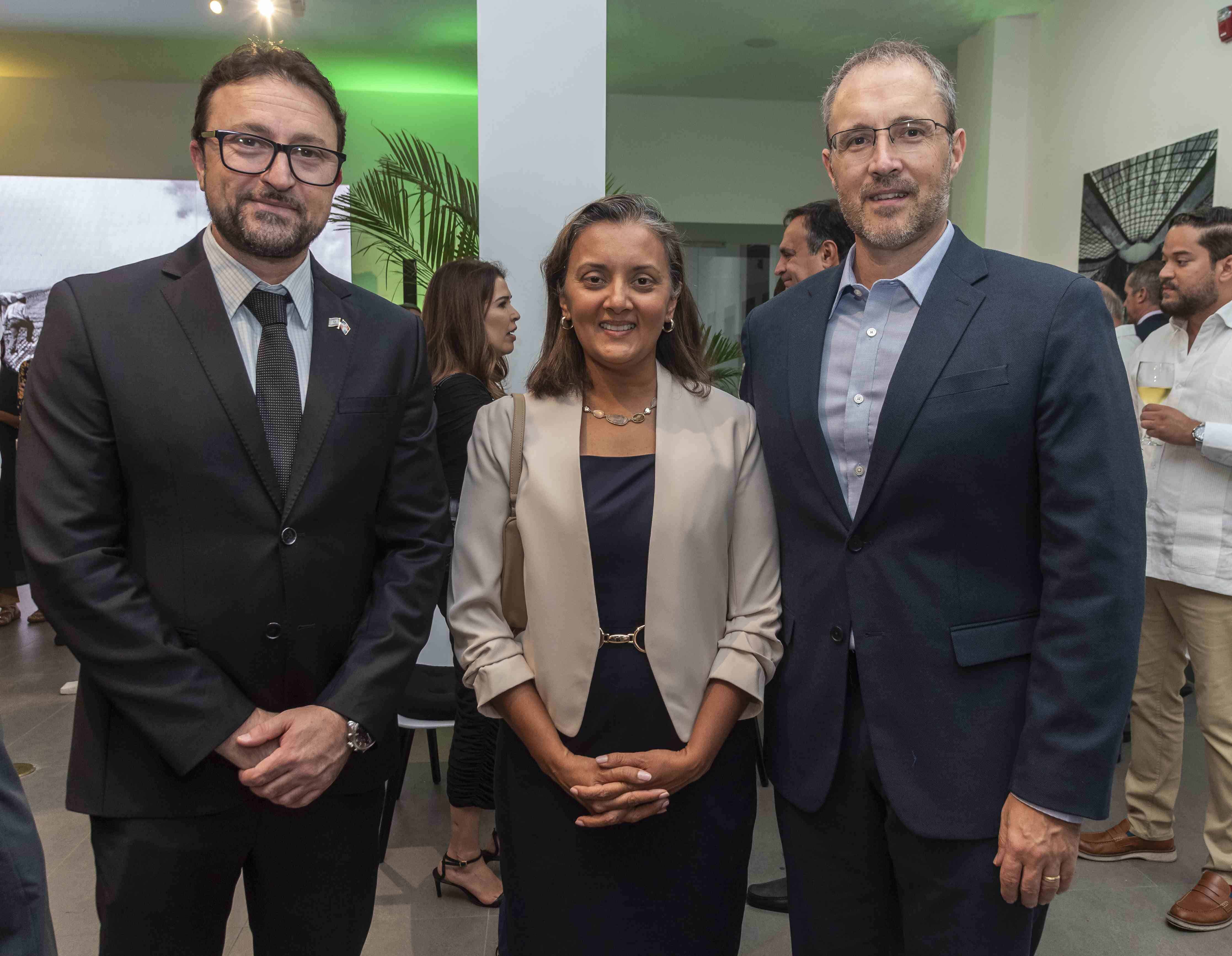 Raslan Abu Rukun, Jacqueline De Lima Baril y Mathew Baril. 