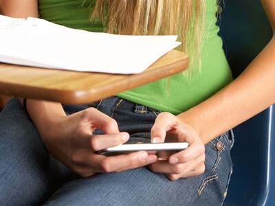 Educa respalda regulación uso celulares en escuelas