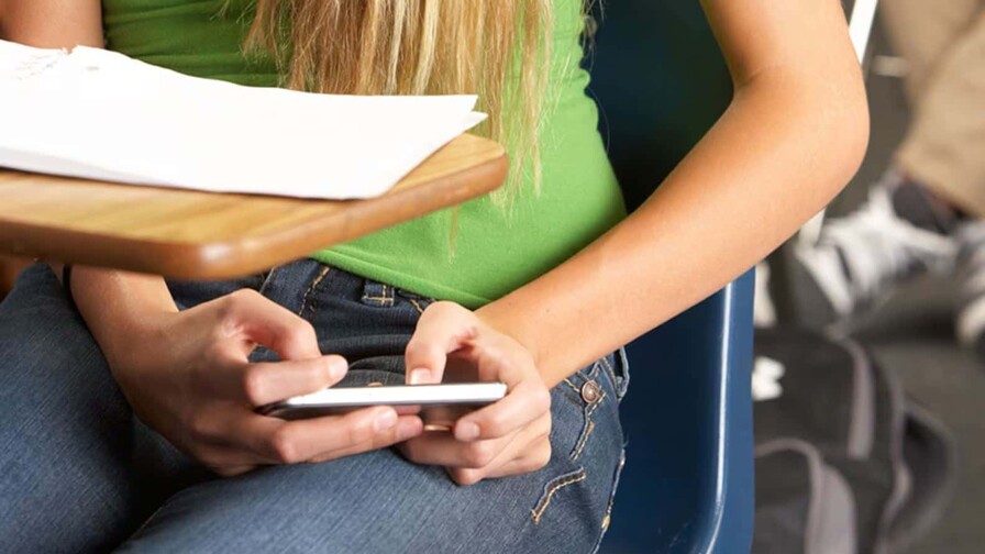 Educa respalda regulaci&oacute;n del uso de celulares en escuelas; pide acompa&ntilde;arla de otras medidas
