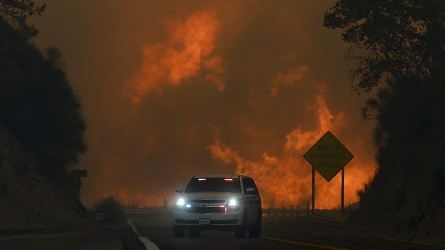 Un incendio sin controlar obliga a evacuar a miles de personas en el sur de California