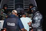 Cierran negocios nocturnos y arrestan a decenas de personas por infringir la ley Cierran negocios nocturnos y arrestan a decenas de personas por infringir la ley