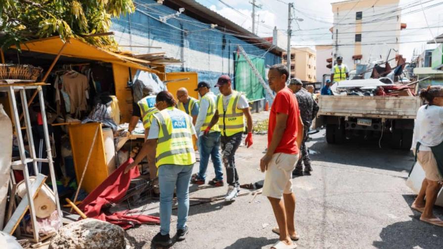 La Alcaldía del DN retira chatarras y cierra negocios que obstruyen calles en Manganagua