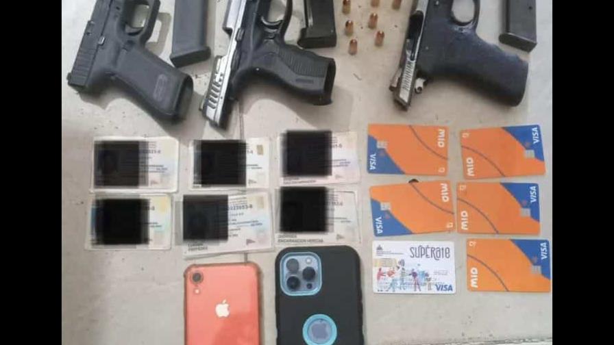 Policía apresa a dos personas con tres pistolas ilegales en Barahona