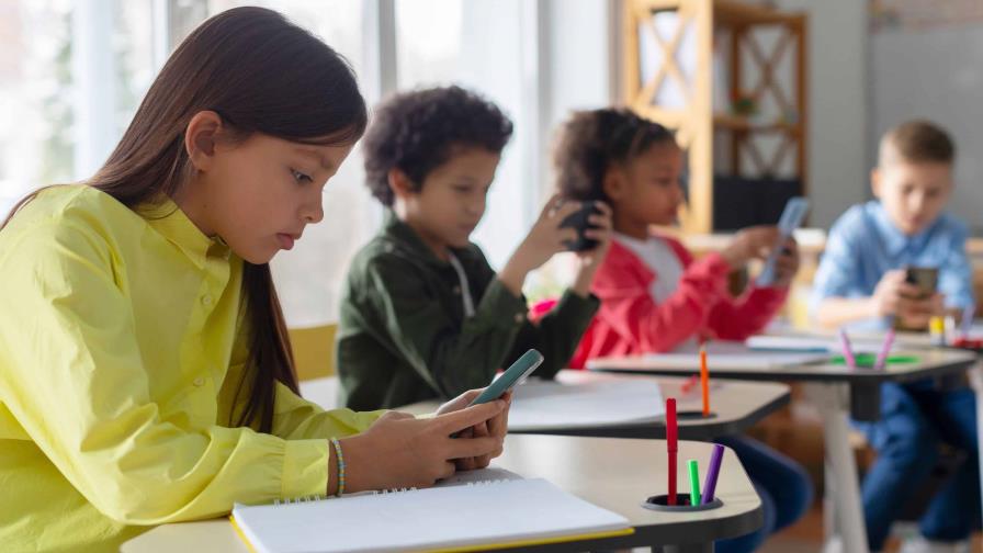 En distrito escolar de Florida, algunos padres se oponen a la prohibición de los teléfonos celulares