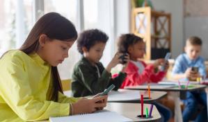 ¿Y si los alumnos dejan los celulares fuera del aula? Francia prueba la pausa digital