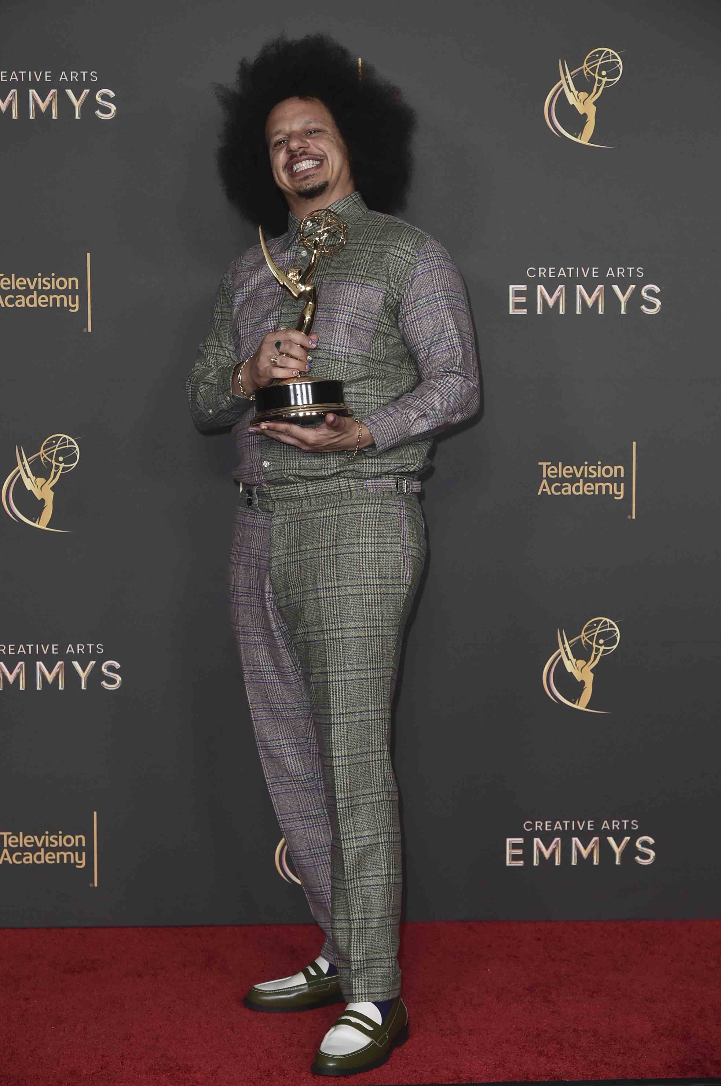 Eric Andre posa con su premio de actor destacado en una serie corta de comedia o drama por The Eric André Show en la segunda noche de los Premios Emmy de las Artes Creativas el domingo 8 de septiembre de 2024 en Los Ángeles.&nbsp;