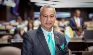 Diputado de Alianza País propone eliminar 1,164 cargos municipales