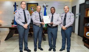 Director de la Policía reconoce a capitán que realizó un acto de compasión