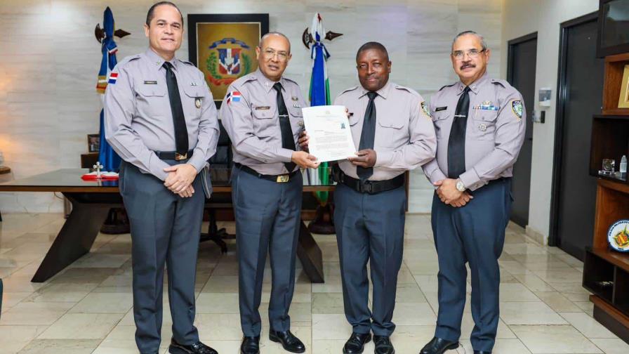 Director de la Policía reconoce a capitán que realizó un acto de compasión Director de la Policía reconoce a capitán que realizó un acto de compasión