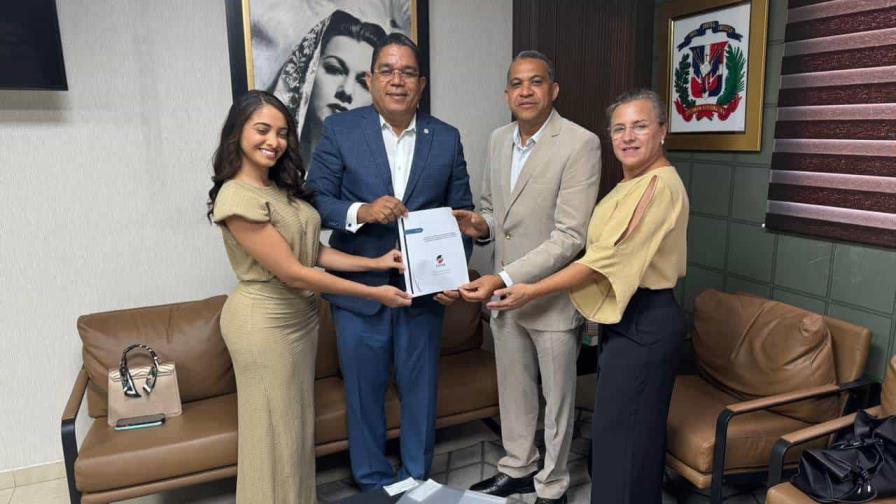 Entregan propuesta para que se incluya la gigantomastia dentro de la cobertura de las ARS