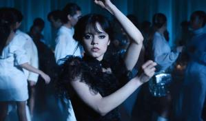 Los vestidos de Merlina y Gatúbela, en una exposición sobre Tim Burton en Londres