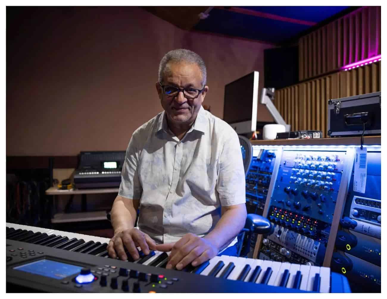 Manuel Tejada, pianista y productor musical, ha sido una de las figuras más influyentes en el desarrollo del jazz dominicano.