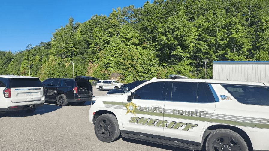 Varias escuelas en Kentucky cancelan clases mientras la policía busca al autor de un tiroteo