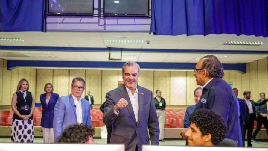 Luis Abinader visita RTVD e inaugura modernos equipos