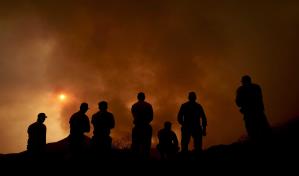 Pronóstico de clima más fresco da esperanzas en la lucha contra un intenso incendio en California