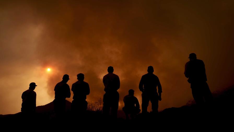 Pronóstico de clima más fresco da esperanzas en la lucha contra un intenso incendio en California