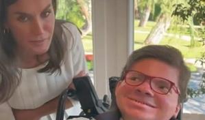 La reina Letizia participa en un vídeo en apoyo a un joven con una enfermedad rara