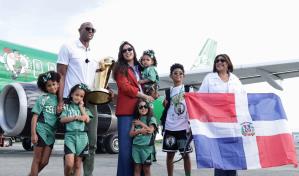 Al Horford llega al país con el trofeo de campeón de la NBA