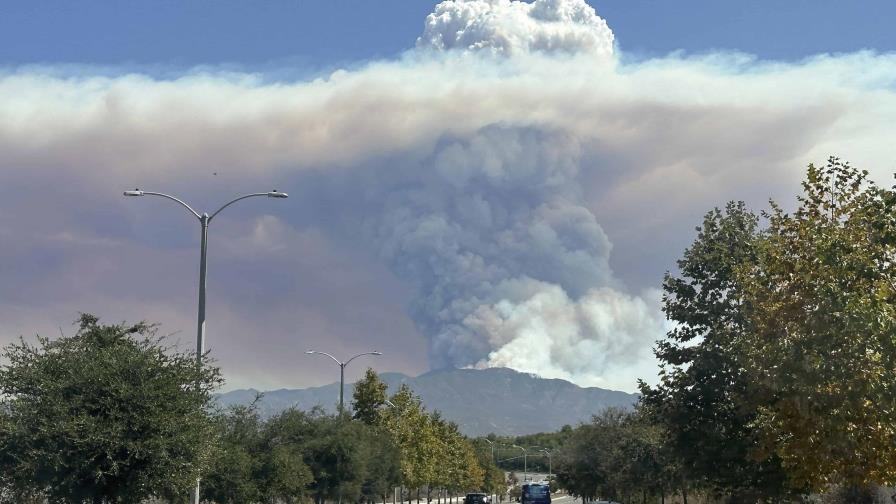 Incendios forestales avanzan en el oeste de EE.UU. y cubre Los Ángeles de humo