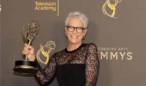 Jamie Lee Curtis celebra por lo alto su primer Emmy por su participación en The Bear