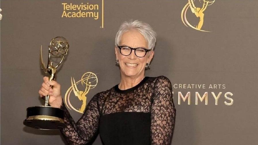 Jamie Lee Curtis celebra por lo alto su primer Emmy por su participación en The Bear