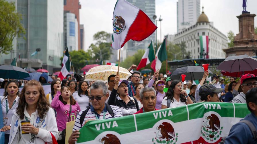 Manifestantes irrumpen en el Senado de México durante debate sobre controversial reforma judicial