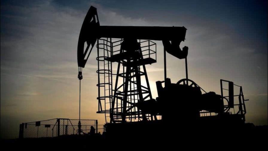 El petróleo de Texas cae un 4.5 % tras la rebaja de perspectivas de demanda de la OPEP