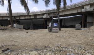 Puente vehicular sobre Las Américas tiene 10 meses en proceso de rehabilitación