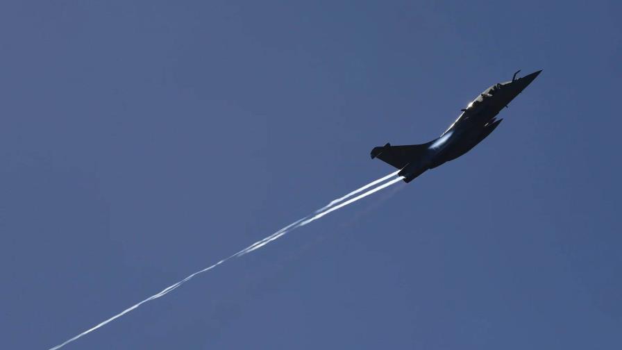 Un caza de combate taiwanés se estrella en el mar y su piloto es rescatado con vida Un caza de combate taiwanés se estrella en el mar y su piloto es rescatado con vida