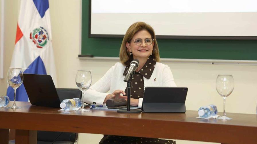 Vicepresidenta Raquel Peña comienza a impartir clases de Emprendimiento en la PUCMM